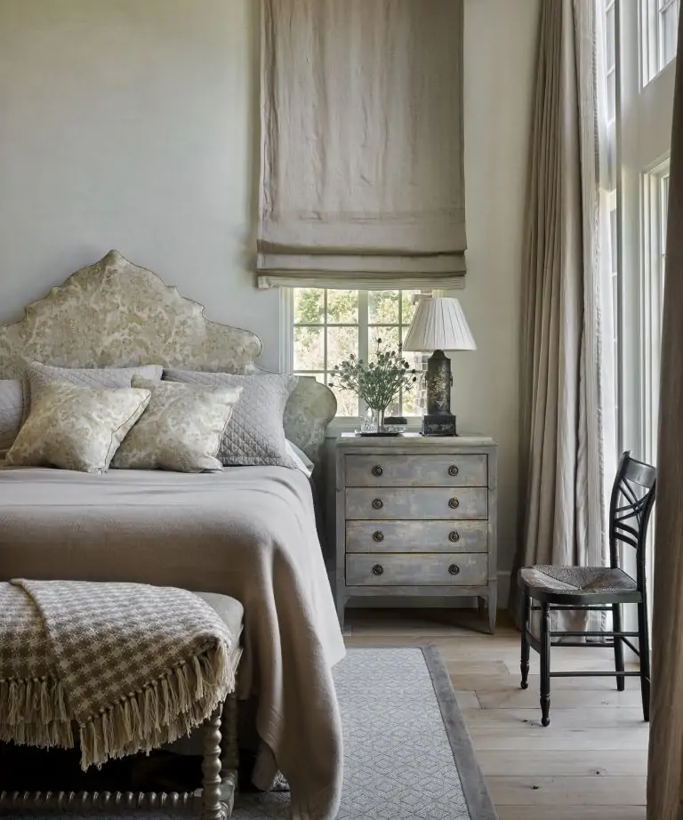 Eye-catching bedroom in grey