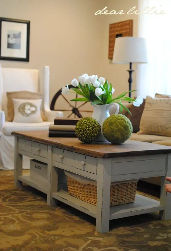 decorating idea for coffee table with baskets