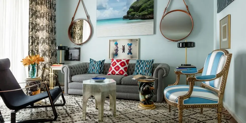 marble coffee table in the classic living room