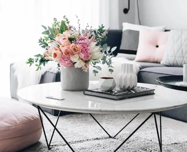 coffee table decorating idea with flowers