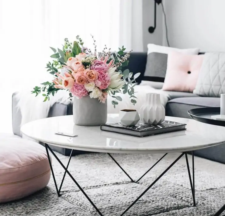coffee table decorating idea with flowers