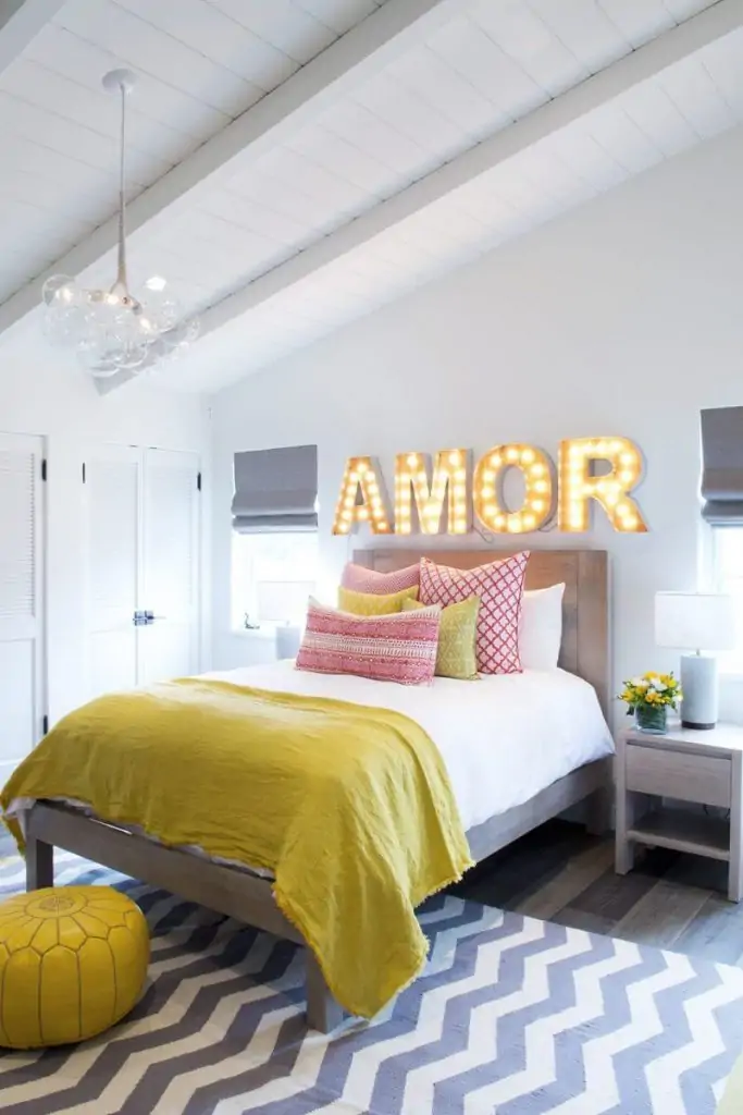 bedroom wall decor idea with illumination