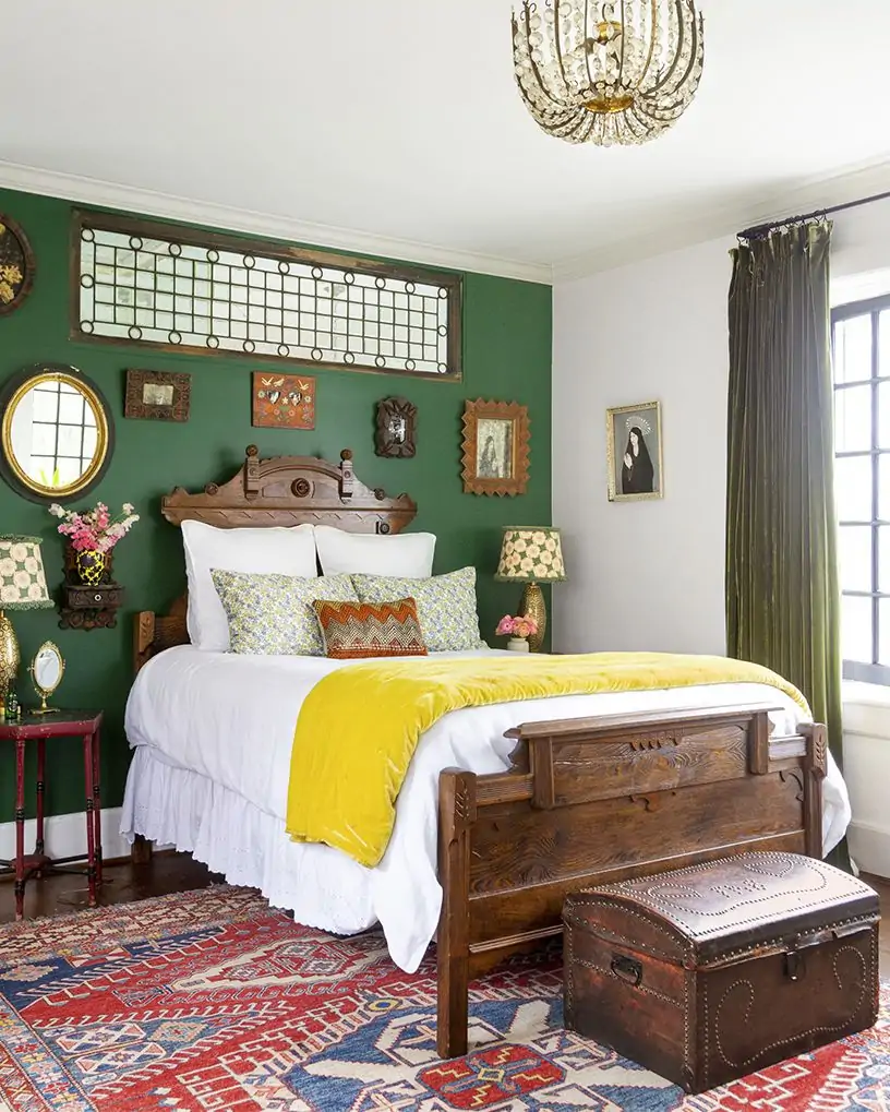 decoration idea for bedroom with green wall