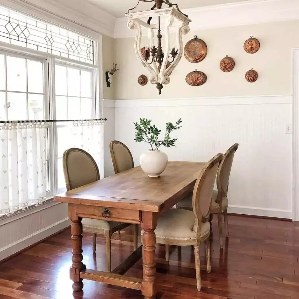 Sheer curtains and blinds with cafe design make a unique impression