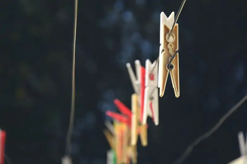 hang eyeglass cloth to let it dry