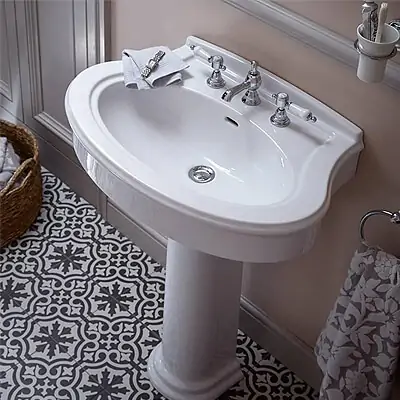 A pedestal sink nicely fitted in a tiny washroom