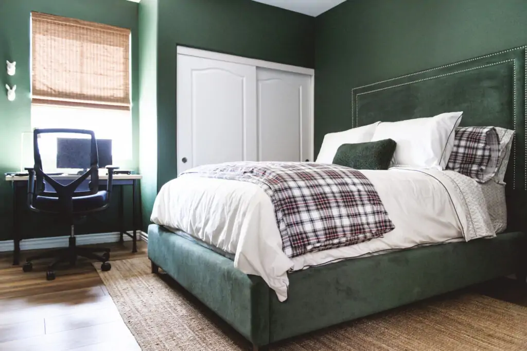 green small bedroom decoration idea